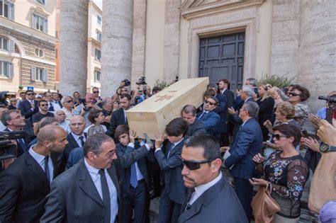 funerale carla fendi roma|Funerali di Carla Fendi, lungo applauso per l’addio alla stilista..